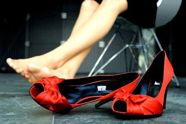 Evite os zapatos de tacón alto para evitar varices